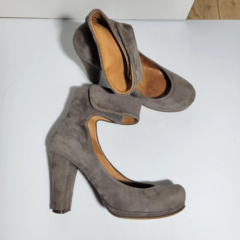 Chie Mihara velcro  ankle strap round toe heels gray size 38 equivalent 8.5